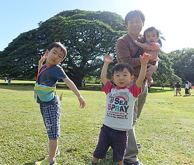 青野慶久社長とご家族が公園にいる写真