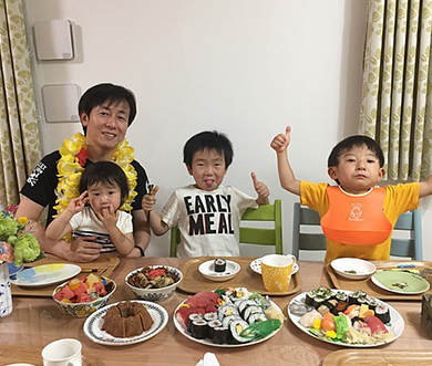 青野慶久社長とご家族が食卓にいる写真