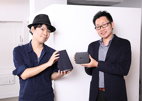 和田さんと山田井さんが「ウイルスバスター for Home Network」を手に持っている写真